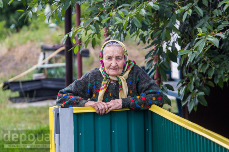 Залучила все село: Як працює 93-річна волонтерка &#8211; друг бійців АТО