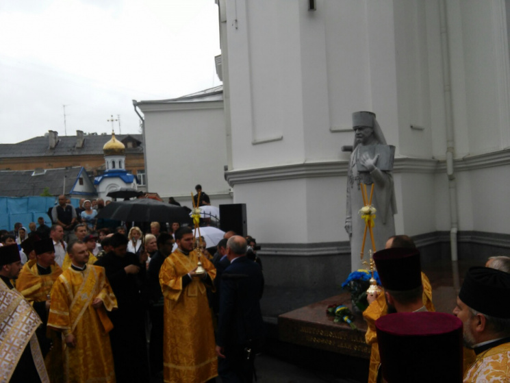 Житомиряне открыли памятник митрополиту…