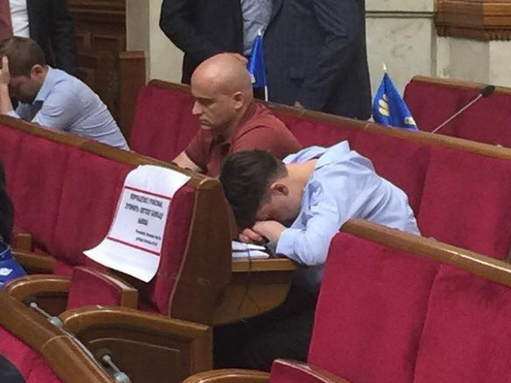 Як Савченко спить у ВР на тлі скандально…
