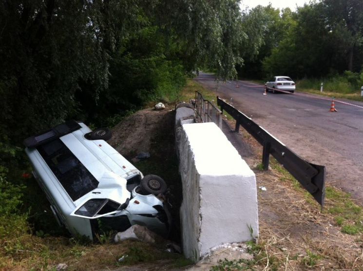 Харківська маршрутка впала під міст на Л…