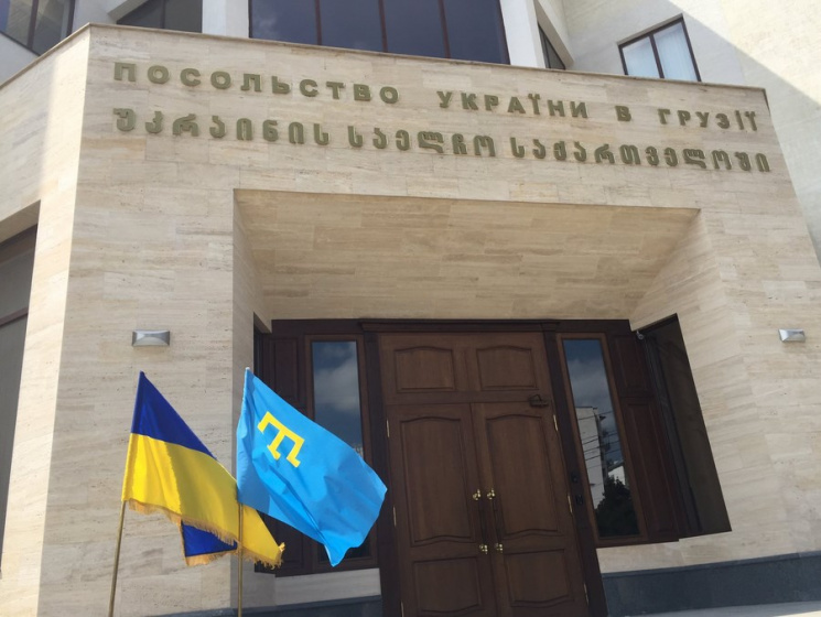 В українських посольствах по всьому світ…