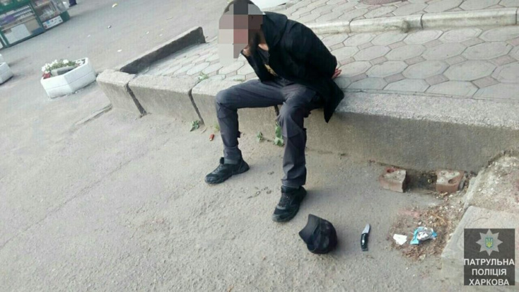 В Харькове молодой человек бросался с но…