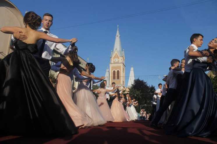 У Мукачеві відбувся масштабний парад вип…