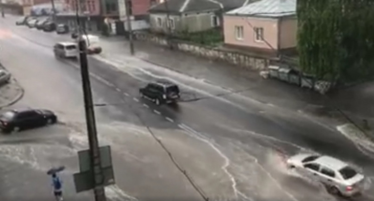В Тернополе ливень превратил улицу Мазеп…