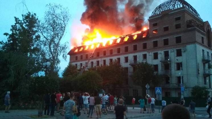 У Кам&#039;янці горить колишній готель п…