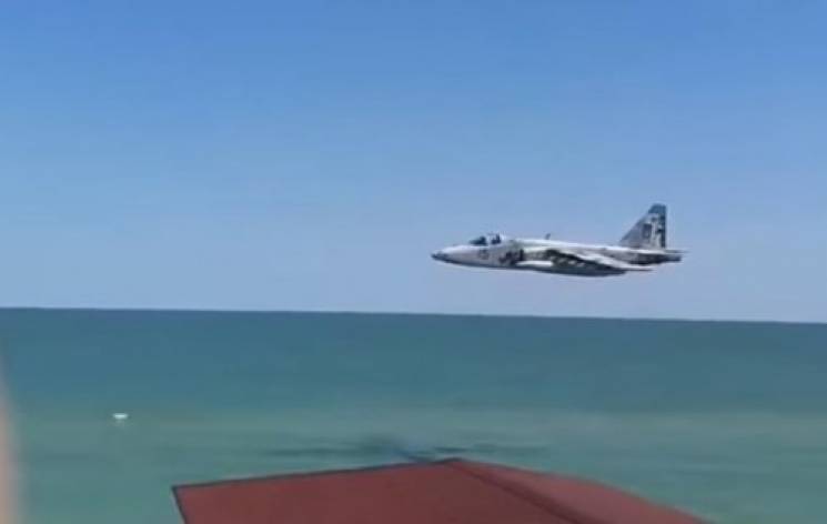 Экшн на пляже с участием Су-25: Как крут…