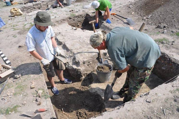 Археологи знайшли нові артефакти на тери…