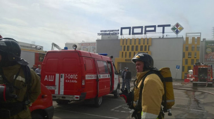 В Казани загорелся торговый центр, людей…