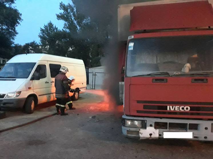 У Кременчуці посеред вулиці загорілась в…