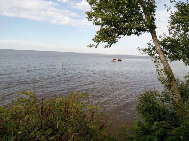 На Каховському водосховищі потонув вітрильник – пасажири врятувалися на острові (ФОТО)