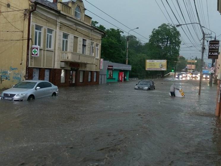 Черновцы накрыли ливень, град и ураганны…