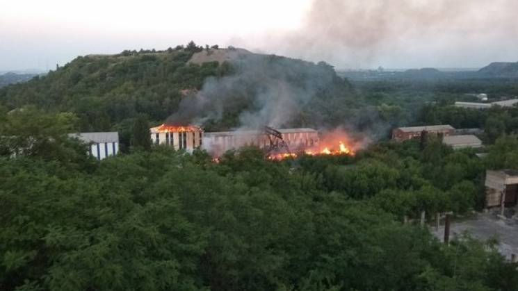 У Донецьку зайнялася пожежа на території…