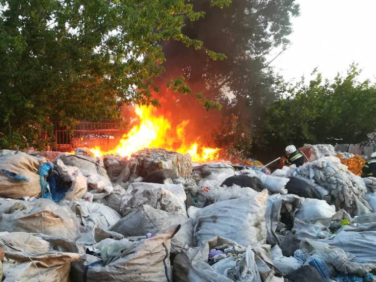В Полтаве посреди улицы загорелись мусор…