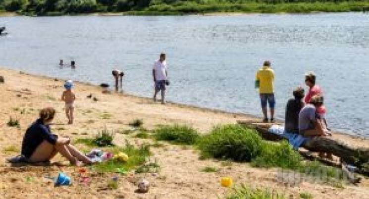 У річковій воді на популярному пляжі у К…