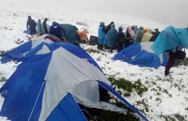Сніг у Карпатах: Як рятували туристів у…