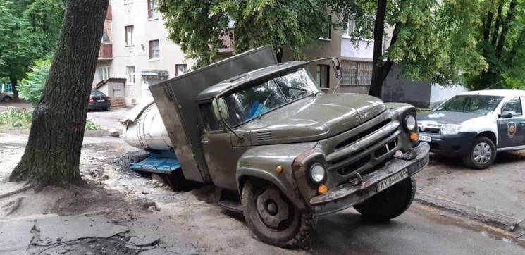 В Харькове водовозка провалилась в яму н…