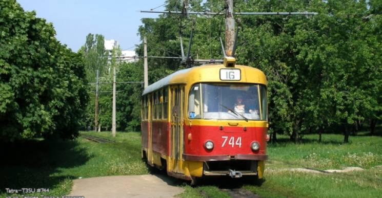 Харьковский трамвай с людьми начал разва…