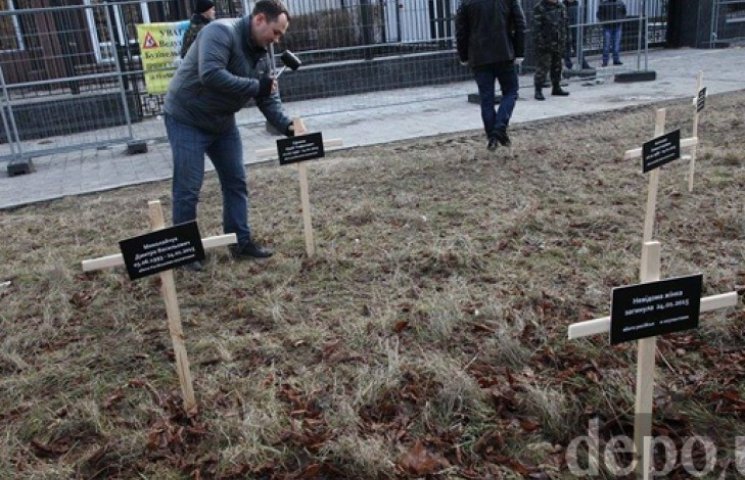 Посольство РФ в Киеве снова «заросло» кр…