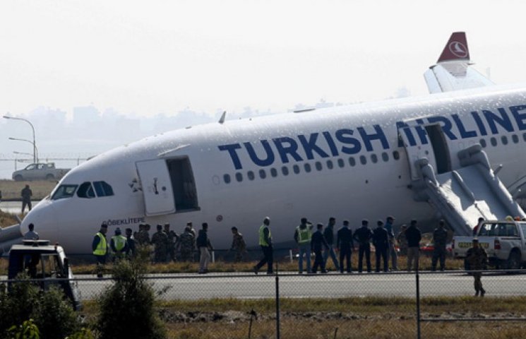 Літак з 238 пасажирами на борту розбився…