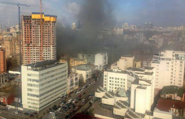 В центре Киева горит дом…