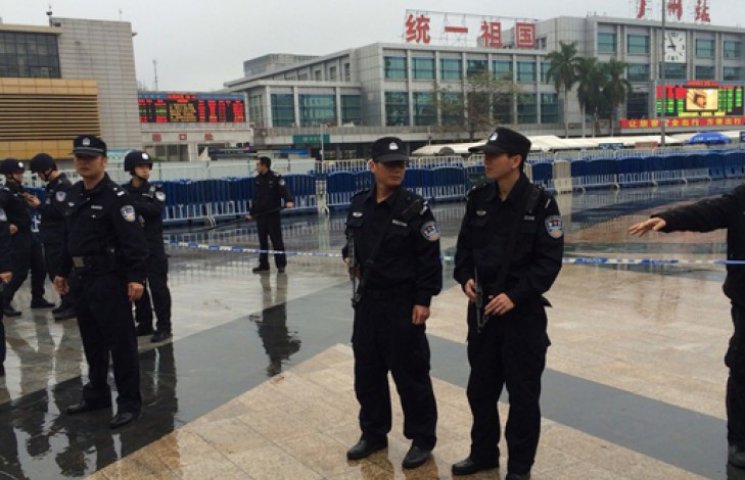 В Китаї невідомі порізали на вокзалі дев…