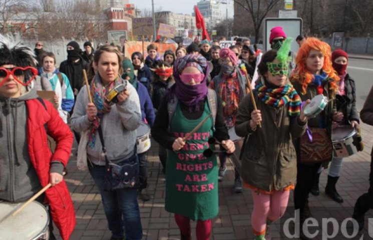 Феминистки в центре Киева митинговали пр…