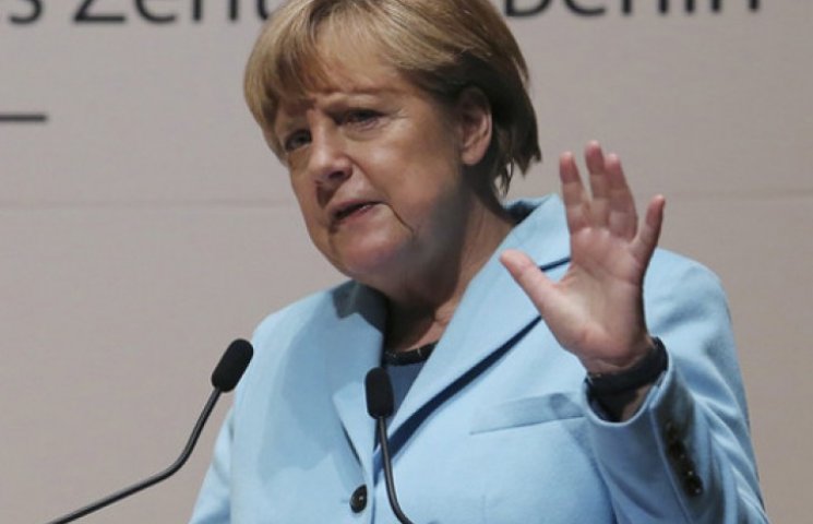 Меркель теж відмовилася їхати на парад П…