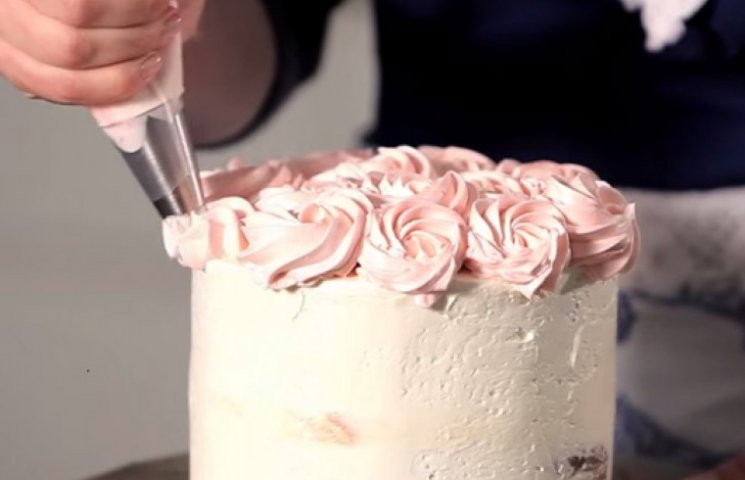 Як красиво прикрасити весільний торт…