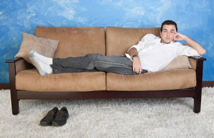 Лежа на диване, мужчины худеют быстрее ж…
