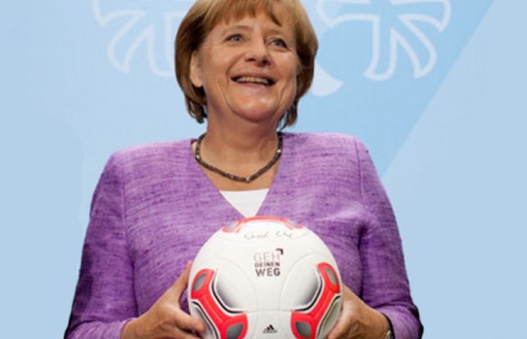 Меркель сыграет в футбол против сборной…