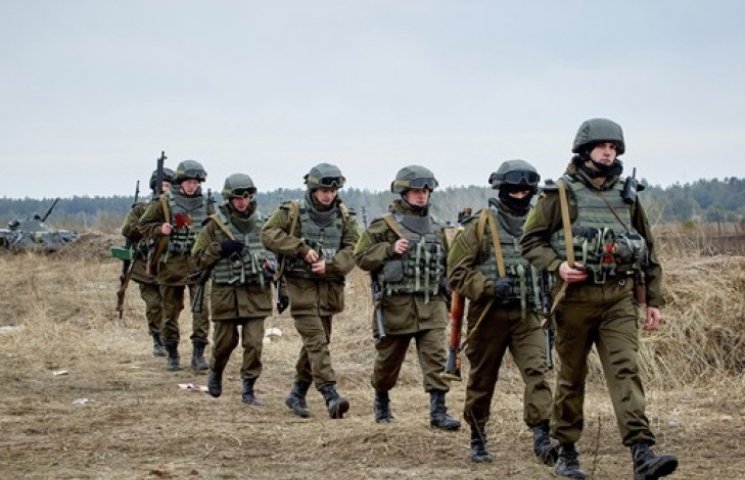 Харьков заполонят военные в боевой амуни…
