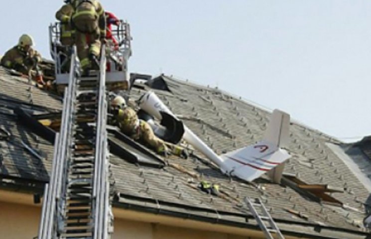 В Австрии самолет упал на крышу колледжа…
