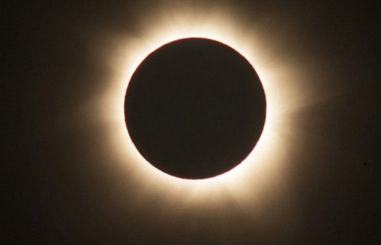 На Землі почалося повне затемнення Сонця…