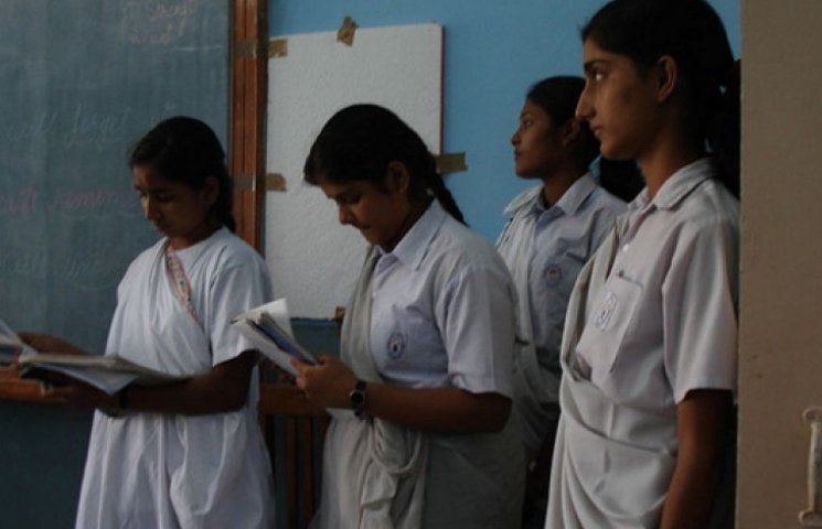 Близько 600 учнів були відраховані в Інд…