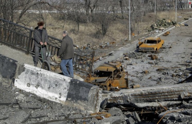 Терористи на Донбасі зруйнували вже пона…