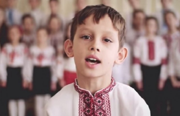 Учні ужгородської школи заспівали пісню…