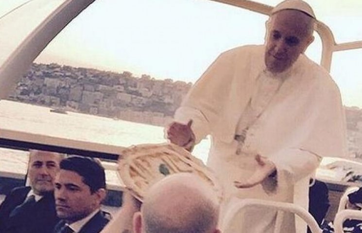 Папі Римському доставили ексклюзивну піц…