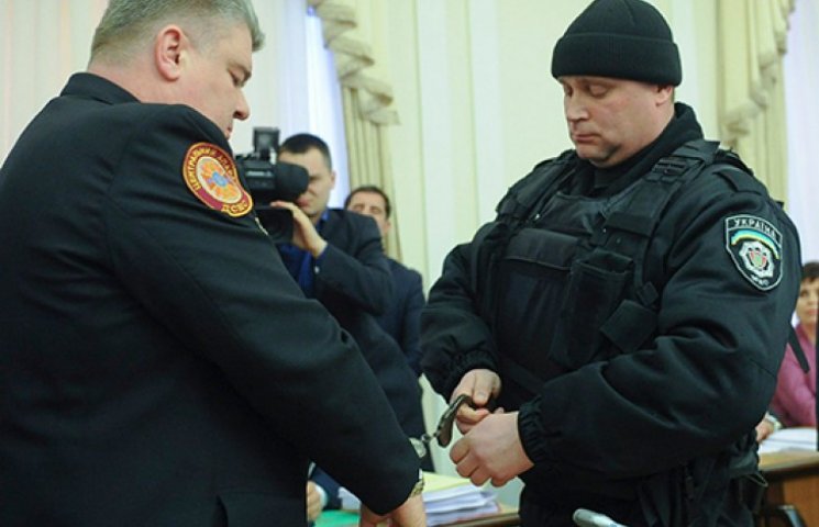 Як українців наручниками відволікали від…