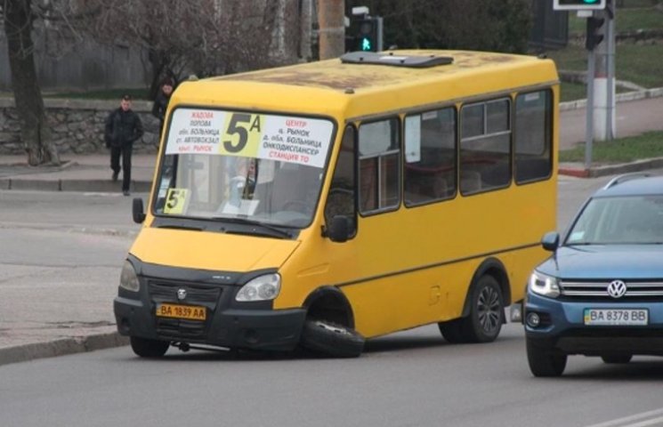 У Кіровограді в маршрутки відпало колесо…
