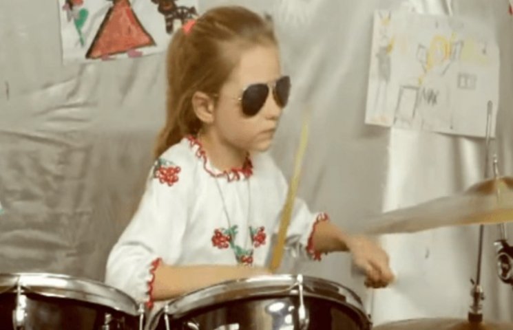 Як семирічна українка на барабанах грає…