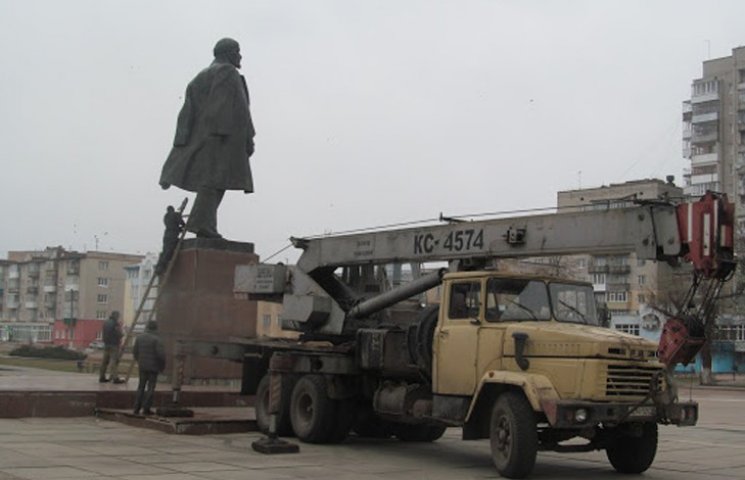 В Шостці демонтують "дідуся Леніна"…