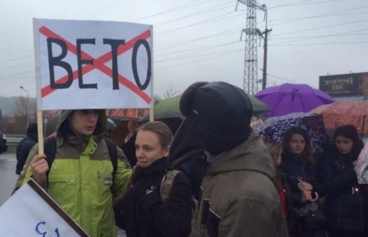В Мукачево протестующие угрожают пикетир…