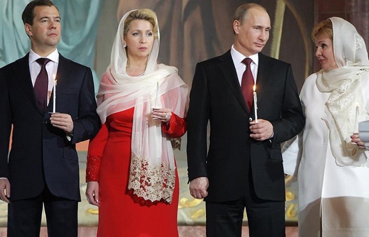 В отсутствие собственной жены Путин нагр…