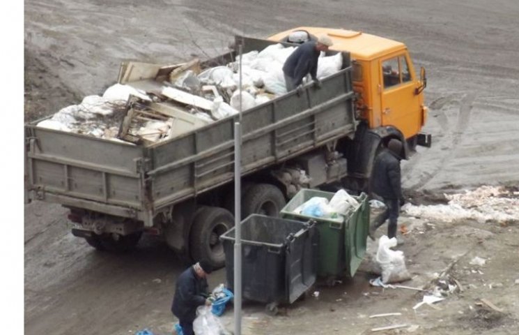 В Сумах комунальники викидають сміття де…