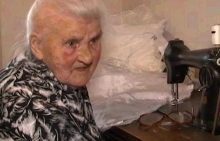 82-річна волонтерка з Сум шиє спіднє для…