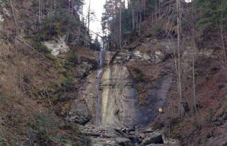 Брендову візитівку Буковинських водоспад…