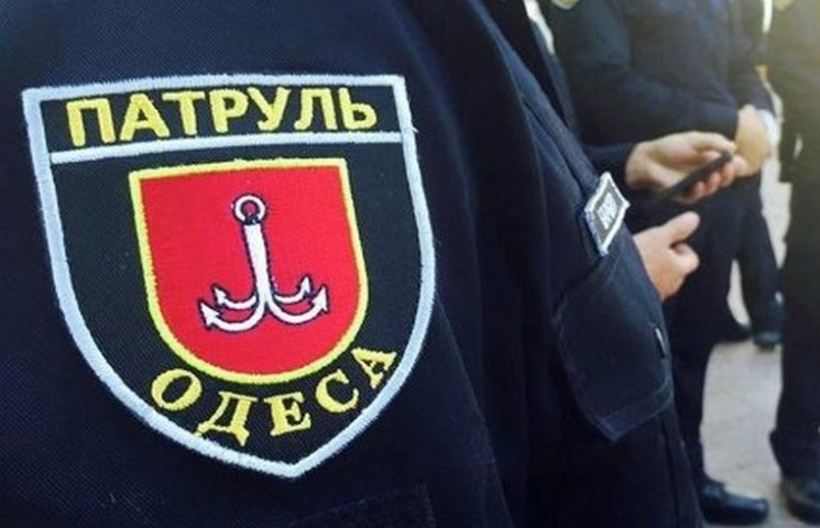 Одеські поліцейські безкоштовно підвозят…