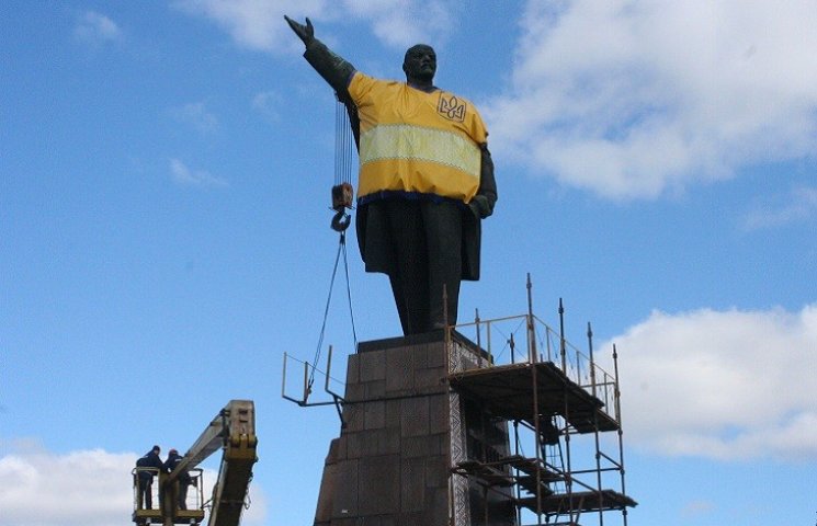 Надпись "Ленин" на запорожском памятнике…