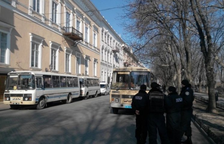 Труханова "охороняють" три автобуси наці…