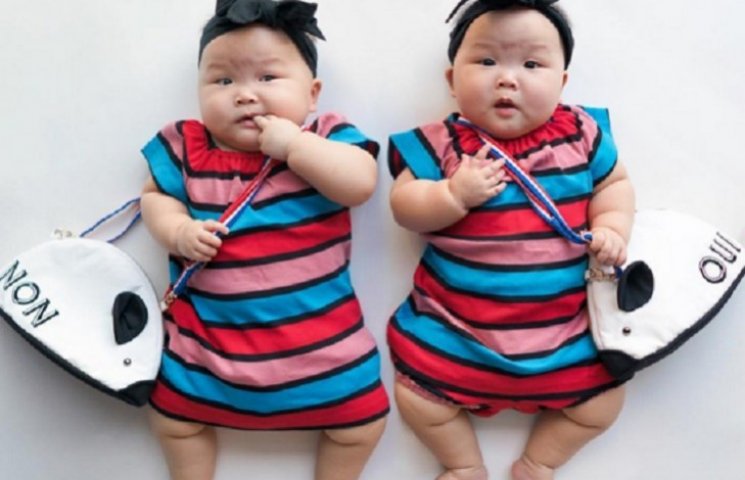 Близнючки-немовлята з Сінгапуру стали зі…